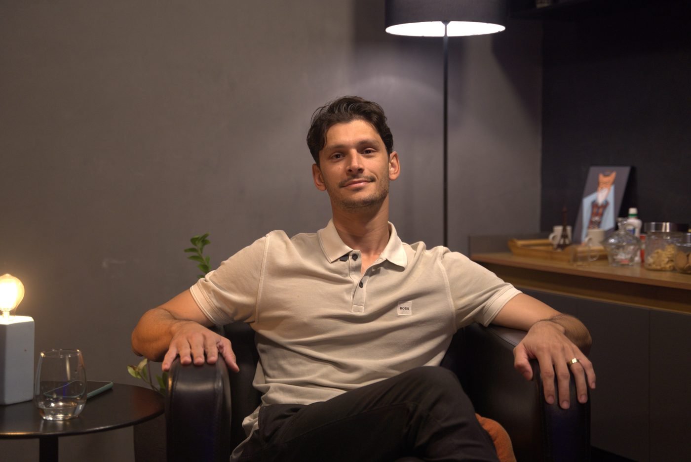 Lucas Paganucci, psicólogo, sentado em ambiente acolhedor